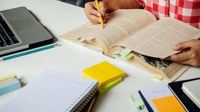 Oficinas gratuitas oferecem aprendizado em storytelling, controle financeiro e crescimento pessoal