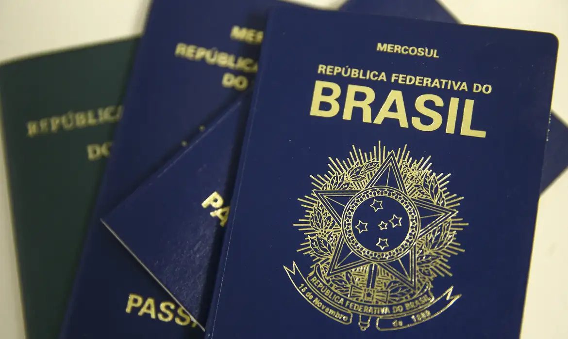 Governo Federal avalia tornar emissão de passaporte mais cara